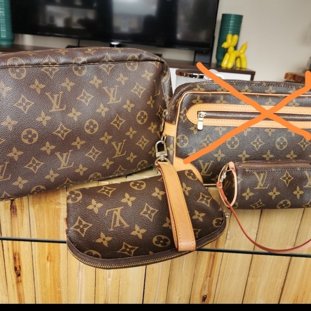 💯 authentic LV Clutches or cosmetic bag